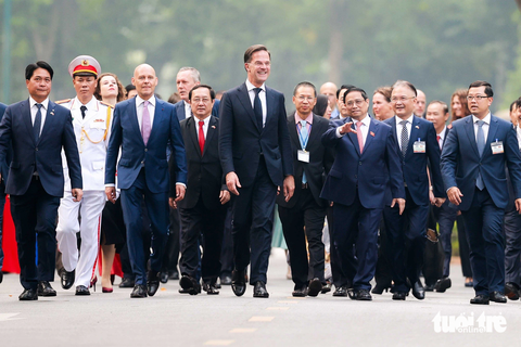 Thủ tướng Phạm Minh Chính đón Thủ tướng Hà Lan Mark Rutte - Ảnh 5. Hai Thủ tướng cùng đi bộ về nơi hội đàm - Ảnh: NGUYỄN KHÁNH