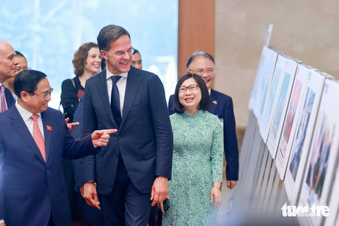 Thủ tướng Phạm Minh Chính đón Thủ tướng Hà Lan Mark Rutte - Ảnh 6. Thủ tướng Phạm Minh Chính và Thủ tướng Hà Lan Mark Rutte cùng xem triển lãm ảnh về 50 năm quan hệ hai nước - Ảnh: NGUYỄN KHÁNH