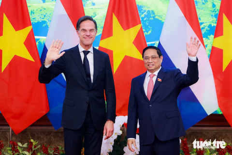 Thủ tướng Phạm Minh Chính đón Thủ tướng Hà Lan Mark Rutte - Ảnh 7. Thủ tướng Hà Lan Mark Rutte và Thủ tướng Phạm Minh Chính vẫy tay chào trước khi bước vào hội đàm - Ảnh: NGUYỄN KHÁNH