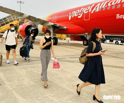 Vietjet muốn gom 3.000 tỉ từ trái phiếu không tài sản đảm bảo, Vietnam Airlines lỗ hơn 37.900 tỉ - Ảnh 1. Các hãng hàng không chuẩn bị nguồn lực để phục vụ khách dịp Tết đến gần - Ảnh: BÔNG MAI
