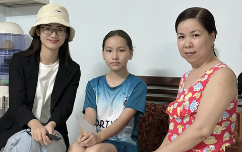 Hoa hậu Ý Nhi thăm và ủng hộ gia đình có hoàn cảnh khó khăn tại quận Bình Thạnh, TP.HCM - Ảnh: NVCC Hoa hậu Ý Nhi (bìa trái) thăm và ủng hộ gia đình có hoàn cảnh khó khăn tại quận Bình Thạnh, TP.HCM - Ảnh: NVCC