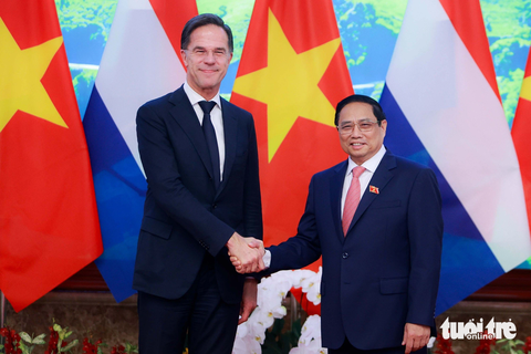 Việt Nam, Hà Lan khai thác tối đa cơ hội hợp tác bán dẫn, công nghệ cao - Ảnh 1. Thủ tướng Phạm Minh Chính và Thủ tướng Mark Rutte bắt tay trước hội đàm - Ảnh: NGUYỄN KHÁNH