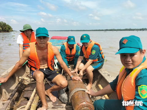 Phát hiện quả bom nặng gần 340kg còn nguyên ngòi nổ khi đánh bắt thủy sản trên sông Cổ Chiên - Ảnh 1. Lực lượng công binh thuộc Bộ chỉ huy quân sự tỉnh Trà Vinh xử lý an toàn quả bom nặng 340kg - Ảnh: HỮU HIỆP