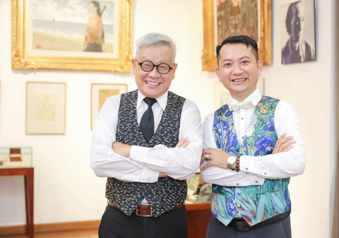 Họa sĩ Ngô Trần Vũ (bìa phải) và giám tuyển Ngô Kim Khôi tham gia tổ chức triển lãm - Ảnh: NVCC Họa sĩ Ngô Trần Vũ (bìa phải) và giám tuyển Ngô Kim Khôi tham gia tổ chức triển lãm - Ảnh: NVCC