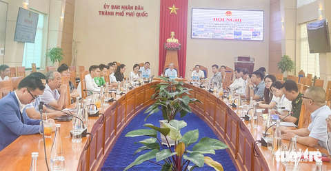 Lãnh đạo Phú Quốc còn trăn trở về rác thải biển đảo địa phương - Ảnh 1. Tại hội nghị, nhiều doanh nghiệp địa phương quan tâm và đóng góp ý kiến để TP Phú Quốc thu gom, xử lý rác thải đại dương - Ảnh: HOÀNG DUNG