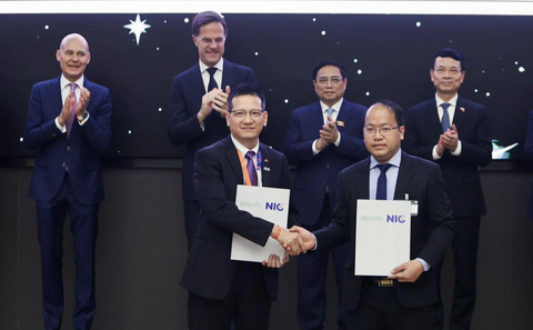 Thủ tướng muốn thấy lãnh đạo cao nhất của Samsung Việt Nam là người Việt - Ảnh 3. Ông Vũ Quốc Huy, giám đốc Trung tâm Đổi mới sáng tạo quốc gia, và đối tác Signify (Hà Lan) trao biên bản ghi nhớ hợp tác - Ảnh: NGUYỄN KHÁNH