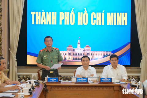 TP.HCM có số vụ tai nạn giao thông liên quan đến học sinh cao nhất nước - Ảnh 1. Trung tướng Lê Hồng Nam - giám đốc Công an TP.HCM - báo cáo tại TP.HCM - Ảnh: NGỌC PHƯỢNG