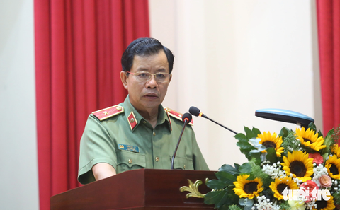 Phó chủ tịch Dương Anh Đức: 'Người dân nhắn tin cho tôi bị làm khó đăng ký thường trú' - Ảnh 3. Thiếu tướng Trần Đức Tài phát biểu tại buổi tọa đàm - Ảnh: MINH HÒA
