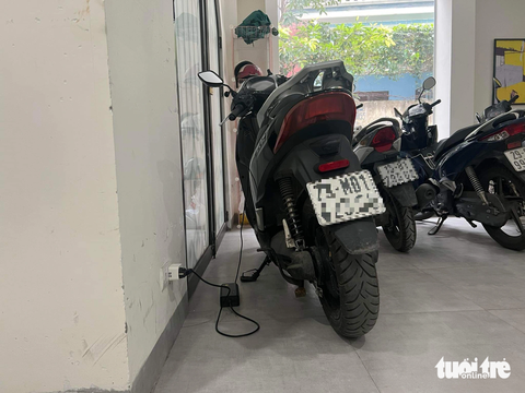 Hà Nội yêu cầu không được sạc xe điện qua đêm tại chung cư mini - Ảnh 1. Xe điện được sạc tại một căn nhà cho thuê tại Hà Nội - Ảnh: PHẠM TUẤN