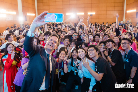 Thủ tướng Hà Lan Mark Rutte selfie, vẽ tranh cùng học sinh Việt Nam - Ảnh 1. Thủ tướng Hà Lan Mark Rutte chụp ảnh cùng các học sinh, giáo viên Trường THPT chuyên Hà Nội - Amsterdam - Ảnh: DANH KHANG