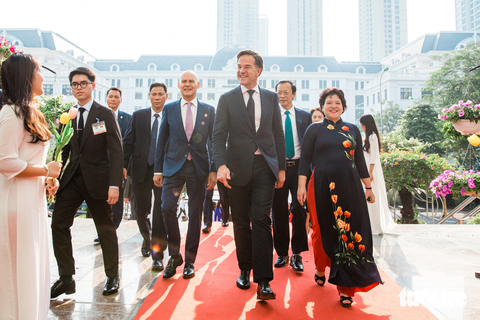 Thủ tướng Hà Lan Mark Rutte selfie, vẽ tranh cùng học sinh Việt Nam - Ảnh 2. Thủ tướng Hà Lan Mark Rutte đến thăm Trường THPT chuyên Hà Nội - Amsterdam chiều 2-11, ngay trong dịp hai nước kỷ niệm 50 năm thiết lập quan hệ ngoại giao - Ảnh: DANH KHANG