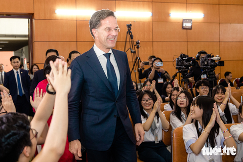Thủ tướng Hà Lan Mark Rutte selfie, vẽ tranh cùng học sinh Việt Nam - Ảnh 3. Những tràng pháo tay, reo hò của gần 200 bạn học sinh đã làm nóng lên không khí hội trường, chào đón Thủ tướng Mark Rutte tới thăm ngôi trường có mối liên kết giữa hai nước Việt Nam - Hà Lan chiều 2-11 - Ảnh: DANH KHANG
