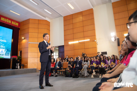 Thủ tướng Hà Lan Mark Rutte selfie, vẽ tranh cùng học sinh Việt Nam - Ảnh 4. Buổi chia sẻ kéo dài hơn 1 tiếng đã để lại nhiều ấn tượng trong lòng các bạn học sinh với sự thân thiện và gần gũi của nhà lãnh đạo Hà Lan - Ảnh: DANH KHANG