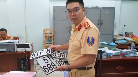 Biển số 'đẹp' đã định danh tự nhiên 'biến mất' trên hệ thống - Ảnh 1. Lực lượng cảnh sát giao thông tại TP.HCM thu hồi biển số xe sau khi một người dân bán xe sau ngày 15-8 - Ảnh minh họa: MINH HÒA