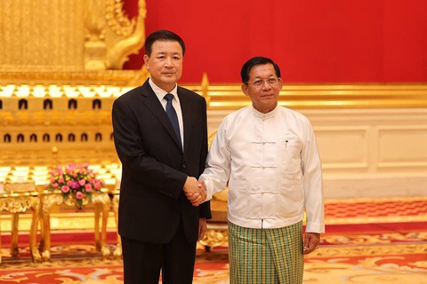Bộ trưởng Công an Trung Quốc Vương Tiểu Hồng (trái) gặp thống tướng Min Aung Hlaing - người đứng đầu chính quyền quân sự Myanmar ở thủ đô Naypyidaw, ngày 31-10 - Ảnh: AFP Bộ trưởng Công an Trung Quốc Vương Tiểu Hồng (trái) gặp Thống tướng Min Aung Hlaing - người đứng đầu chính quyền quân sự Myanmar - ở thủ đô Naypyidaw, ngày 31-10 - Ảnh: AFP
