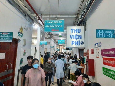 Bệnh viện Chấn thương chỉnh thuộc nhóm khẩn cấp, phải giải quyết an toàn - Ảnh 3. Vào những ngày cuối tuần, Bệnh viện Chấn thương chỉnh hình vẫn rất đông bệnh nhân đến khám - Ảnh: THU HIẾN