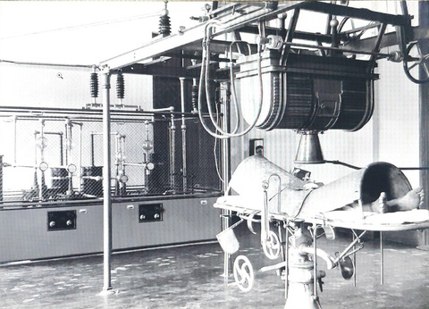 Một trong số thiết bị y tế đầu tiên của Viện Curie Đông Dương - Ảnh tư liệu Một trong số thiết bị y tế đầu tiên của Viện Curie Đông Dương - Ảnh tư liệu