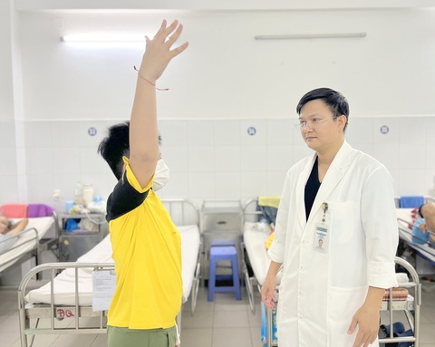 Cứu sống trường hợp bị đột quỵ não khi mới 10 tuổi - Ảnh 1. Cháu Nguyễn N.H. (10 tuổi) được bác sĩ Phạm Như Thông thăm khám. Hiện sức khỏe cháu đã ổn định, đi lại được - Ảnh: N.THÔNG