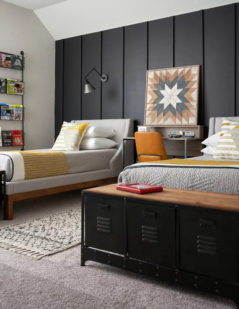 Thiết kế phòng ngủ tối đa hóa không gian làm việc tại nhà - Ảnh 12. Chiếc bàn giữa hai giường có thể hoạt động như một không gian văn phòng tại nhà - Ảnh: BHG