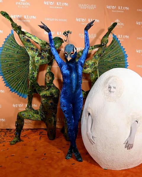 Cận cảnh màn hoá chim công của Heidi Klum xứng danh nữ hoàng Halloween - Ảnh 5. Ông xã Heidi Klum - Tom Kaulitz biến hình thành quả trứng biết đi hài hước