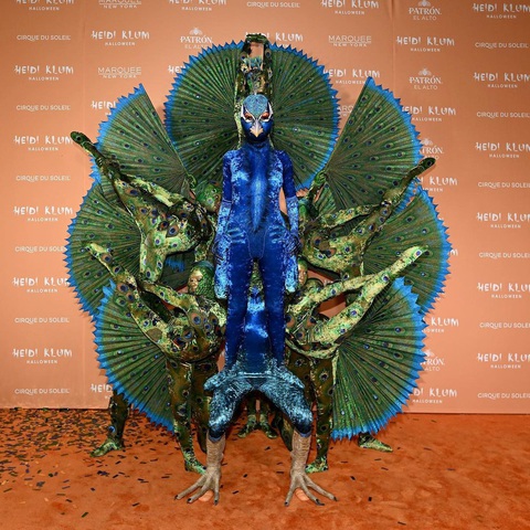 Cận cảnh màn hoá chim công của Heidi Klum xứng danh nữ hoàng Halloween - Ảnh 4. Nữ người mẫu được đội vũ công hỗ trợ để tạo ra đôi cánh rực rỡ, ấn tượng nhất