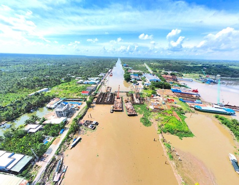 Cấm tàu ghe qua lại tại khu vực thi công cống ngăn mặn lớn thứ 2 miền Tây - Ảnh 1. Từ ngày 3-11, tàu ghe sẽ không được đi qua khu vực kênh Nguyễn Tấn Thành để đảm bảo an toàn giao thông đường thủy, phục vụ thi công cống âu Nguyễn Tấn Thành - Ảnh: MẬU TRƯỜNG