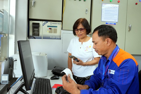 Nhân viên cửa hàng Petrolimex (TP.HCM) làm hóa đơn điện tử cho khách hàng (ảnh chụp ngày 1-11) - Ảnh: HỮU HẠNH Nhân viên cửa hàng Petrolimex (TP.HCM) làm hóa đơn điện tử cho khách hàng - Ảnh: HỮU HẠNH