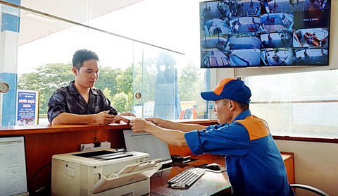 Nhân viên cửa hàng Petrolimex xuất hóa đơn giấy từ hệ thống hóa đơn điện tử cho khách hàng tại cửa hàng xăng dầu ở Hà Nội - Ảnh: N.KH. Nhân viên cửa hàng Petrolimex xuất hóa đơn giấy từ hệ thống hóa đơn điện tử cho khách hàng tại cửa hàng xăng dầu ở Hà Nội - Ảnh: N.KH.