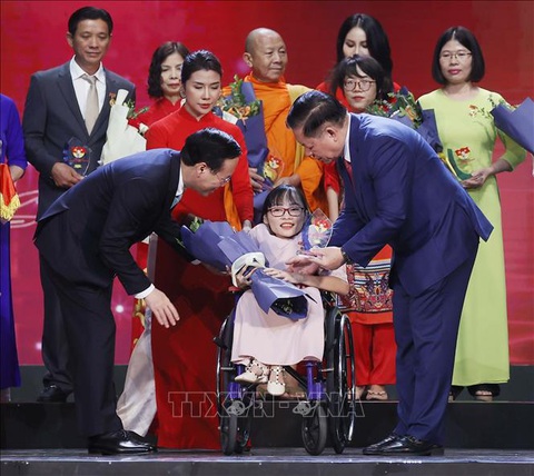 Chủ tịch nước Võ Văn Thưởng dự chương trình Hồ Chí Minh - Hành trình khát vọng 2023 - Ảnh 1. Chủ tịch nước Võ Văn Thưởng và Bí thư Trung ương Đảng, Trưởng Ban Tuyên giáo Trung ương Nguyễn Trọng Nghĩa trao hoa, biểu trưng cho các điển hình tiêu biểu - Ảnh: Thống Nhất/TTXVN