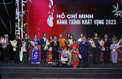 Chủ tịch nước Võ Văn Thưởng dự chương trình Hồ Chí Minh - Hành trình khát vọng 2023 - Ảnh 2. Chủ tịch nước Võ Văn Thưởng và Trưởng Ban Tuyên giáo Trung ương Nguyễn Trọng Nghĩa trao hoa, biểu trưng cho các điển hình tiêu biểu - Ảnh: Thống Nhất/TTXVN