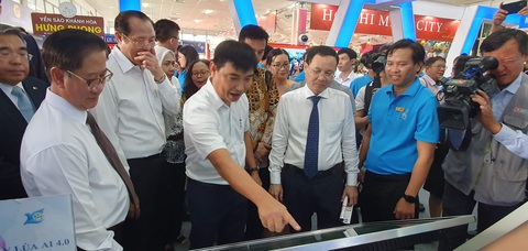 Khai mạc hội chợ, triển lãm thành phố Cần Thơ - 20 năm thành tựu và phát triển - Ảnh 1. Lãnh đạo thành phố Cần Thơ tham quan các gian hàng trưng bày tại hội chợ, triển lãm - Ảnh: LÊ DÂN