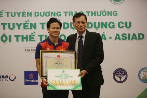 VĐV Nguyễn Văn Khánh Phong nhận nhiều phần thưởng có giá trị sau khi giành huy chương bạc đầu tiên thể dục dụng cụ nam Việt Nam tại đấu trường lớn nhất châu lục - Ảnh: HOÀNG TÙNG VĐV Nguyễn Văn Khánh Phong (bìa trái) nhận nhiều phần thưởng có giá trị sau khi giành huy chương bạc Asiad - Ảnh: HOÀNG TÙNG