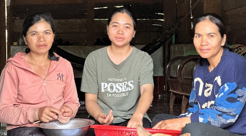 Bắt con chữ, không muốn 'bắt chồng' - Ảnh 1. H’Thư Ayun (giữa) cùng mẹ và dì nhặt hạt điều với tiền công 5.000 đồng/kg - Ảnh: TÂM AN