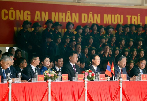 Chủ tịch nước Võ Văn Thưởng và Tổng thống Mông Cổ xem cảnh sát cơ động kỵ binh trình diễn võ thuật - Ảnh 1. Chủ tịch nước Võ Văn Thưởng và Tổng thống Mông Cổ Ukhnaagiin Khurelsukh xem các chiến sĩ cảnh sát cơ động kỵ binh trình diễn võ thuật trên lưng ngựa - Ảnh: TTXVN
