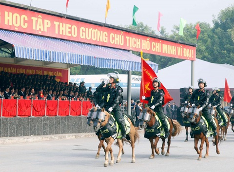 Chủ tịch nước Võ Văn Thưởng và Tổng thống Mông Cổ xem cảnh sát cơ động kỵ binh trình diễn võ thuật - Ảnh 2. Các chiến sĩ cảnh sát cơ động kỵ binh tham gia trình diễn trên lưng ngựa - Ảnh: TTXVN