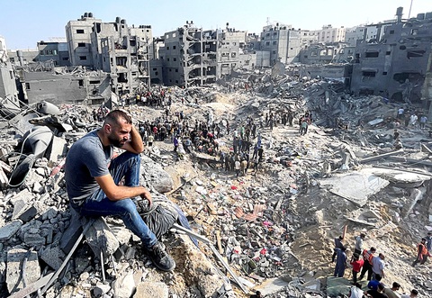 Người dân Palestine đang tìm kiếm thi thể nạn nhân trong các ngôi nhà ở trại tị nạn Jabalia, phía bắc Dải Gaza, bị Israel không kích (ảnh chụp ngày 1-11) - Ảnh: Reuters Người dân Palestine đang tìm kiếm thi thể nạn nhân trong các ngôi nhà ở trại tị nạn Jabalia, phía bắc Dải Gaza, bị Israel không kích (ảnh chụp ngày 1-11) - Ảnh: Reuters