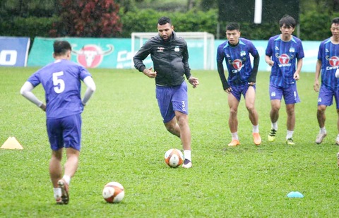 Jhon Cley (thứ 2 từ trái sang) tập luyện cùng đội bóng mới HAGL trước trận gặp chủ nhà Quy Nhơn Bình Định - Ảnh: HAGL FC Jhon Cley (thứ 2 từ trái sang) tập luyện cùng đội bóng mới HAGL trước trận gặp chủ nhà Quy Nhơn Bình Định - Ảnh: HAGL FC