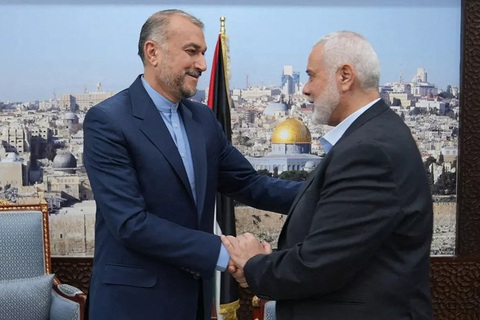 Ngoại trưởng Iran Hossein Amir Abdollahian (trái) gặp thủ lĩnh chính trị của nhóm Hamas - ông Ismail Haniyeh tại Doha, Qatar, ngày 31-10 - Ảnh: AFP Ngoại trưởng Iran Hossein Amir Abdollahian (trái) gặp thủ lĩnh chính trị của nhóm Hamas - ông Ismail Haniyeh tại Doha, Qatar, ngày 31-10 - Ảnh: AFP