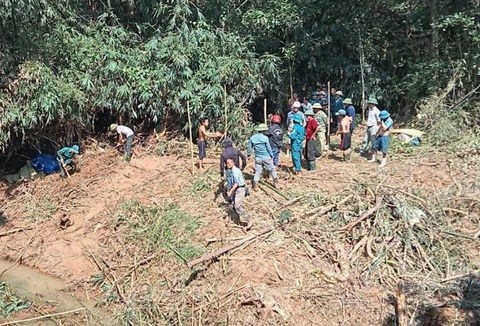 Tìm thấy thi thể người phụ nữ sau 4 ngày lũ cuốn - Ảnh 1. Lực lượng chức năng cùng người dân đã tìm thấy thi thể chị H. cách điểm bị lũ cuốn khoảng 2,5km - Ảnh: H.A.