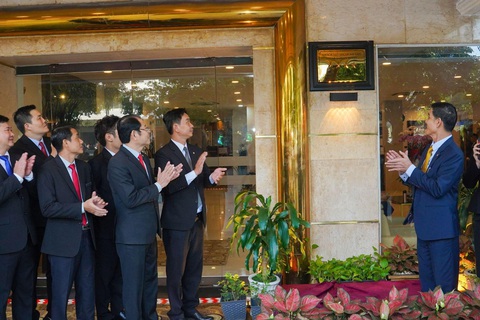 Khách sạn Oscar Sài Gòn được công nhận đạt tiêu chuẩn 4 sao - Ảnh 1. Nghi thức gắn biển công nhận khách sạn Oscar Sài Gòn đạt chuẩn 4 sao