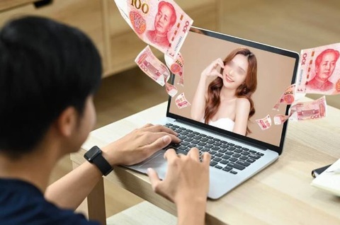 Rủ mẹ 51 tuổi giả gái trẻ lừa tình bạn thân - Ảnh 1. Người phụ nữ 51 tuổi giả gái trẻ để lừa tình lẫn tiền của nạn nhân - Ảnh minh họa