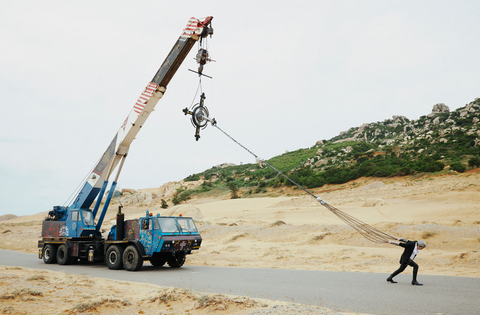 Hình ảnh từ MV, Karik cố gắng thoát khỏi sự giam cầm, trói buộc của mối quan hệ độc hại Hình ảnh từ MV, Karik cố gắng thoát khỏi sự giam cầm, trói buộc của mối quan hệ độc hại
