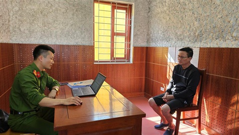 Khởi tố tài xế ô tô 16 chỗ gây tai nạn làm 5 người tử vong - Ảnh 2. Tài xế Quách Đình Trọng làm việc với công an - Ảnh: BỘ CÔNG AN