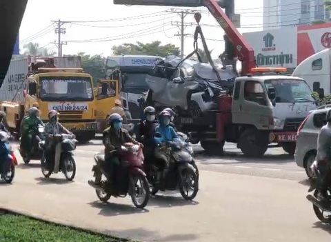 Ôtô bốn chỗ biến dạng sau tai nạn liên hoàn trên quốc lộ 1, quận 12 - Ảnh 1. Chiếc ô tô bốn chỗ bị biến dạng sau tai nạn liên hoàn được đưa lên xe cẩu di dời khỏi hiện trường - Ảnh: Người dân cung cấp