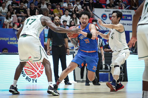 Kỷ lục gia giải bóng rổ VBA xuất hiện tại VPrime 3x3 - Ảnh 4. Ngôi sao gốc Việt của Hanoi Buffaloes Tâm Đinh (giữa) sẽ chung đội với Kentrell Barkley - Ảnh: VBA