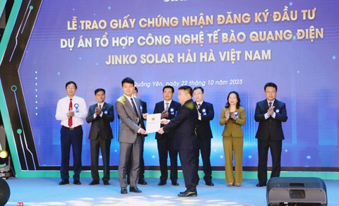 Quảng Ninh tạm dẫn đầu về thu hút FDI khi vượt mốc 3 tỉ USD - Ảnh 1. Đại diện Ban quản lý khu kinh tế tỉnh Quảng Ninh trao chứng nhận đăng ký đầu tư cho dự án Tổ hợp công nghệ tế bào quang điện Jinko Solar Hải Hà Việt Nam - Ảnh: MẠNH TRƯỜNG
