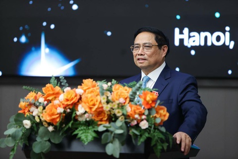 Thủ tướng muốn thấy lãnh đạo cao nhất của Samsung Việt Nam là người Việt - Ảnh 1. Thủ tướng phát biểu tại diễn đàn chiều 2-11, ông cam kết các nhà đầu tư FDI đầu tư vào Việt Nam sẽ thành công - Ảnh: NGUYỄN KHÁNH