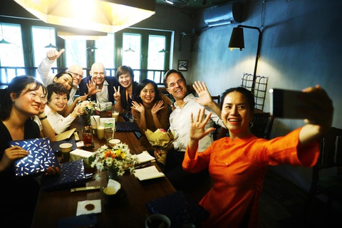 Sau buổi nói chuyện, Thủ tướng Hà Lan Mark Rutte chụp ảnh selfie cùng những người bạn Việt Nam - Ảnh: Lâm Khánh - TTXVN Sau buổi nói chuyện, Thủ tướng Hà Lan Mark Rutte chụp ảnh selfie cùng những người bạn Việt Nam - Ảnh: TTXVN