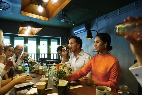 Thủ tướng Hà Lan Mark Rutte uống trà được sản xuất bởi một doanh nghiệp Việt Nam. Ảnh: Lâm Khánh - TTXVN Thủ tướng Hà Lan Mark Rutte uống trà do một doanh nghiệp Việt Nam sản xuất - Ảnh: TTXVN