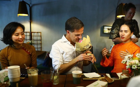 Thủ tướng Hà Lan Mark Rutte tỏ ra thích thú khi được tặng hoa sen, quốc hoa của Việt Nam - Ảnh: Lâm Khánh - TTXVN Thủ tướng Hà Lan Mark Rutte tỏ ra thích thú khi được tặng hoa sen, quốc hoa của Việt Nam - Ảnh: TTXVN